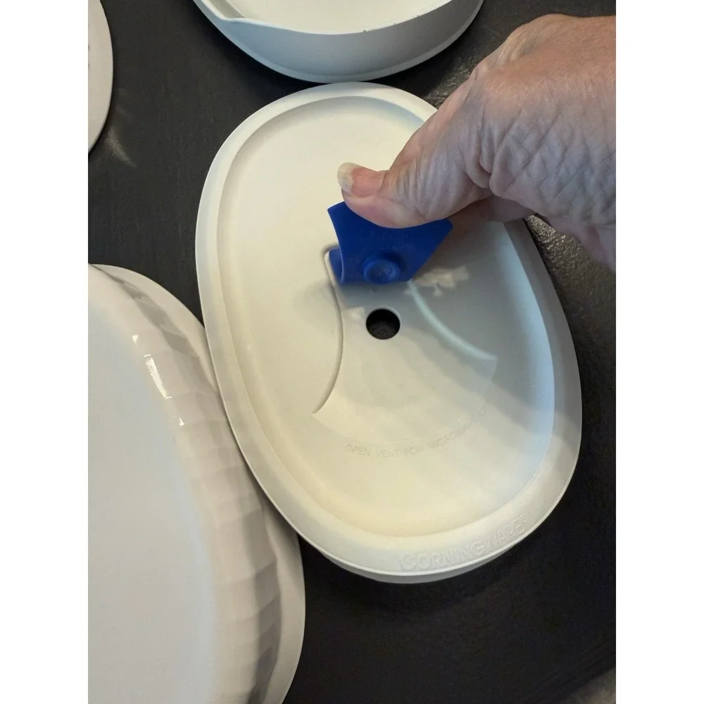 Corning Ware Set of 2 French White Individual Stoneware  & Seals 15 oz & 23 oz